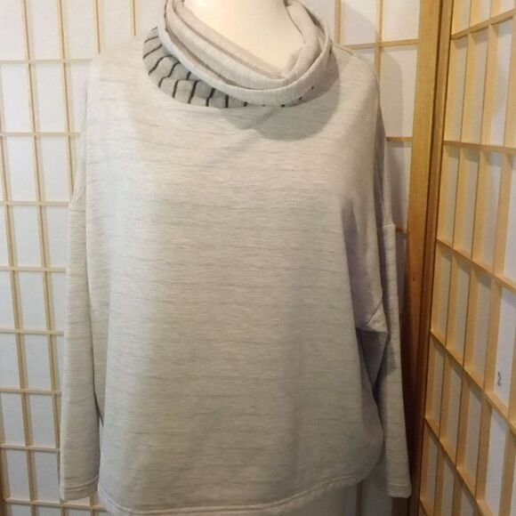 te verde S Cropped Cowl Neck Sweatshirt - Picture 13 of 16